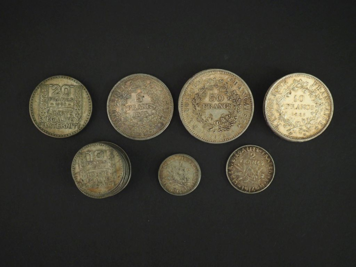 Ensemble comprenant :  - une pièce de 100 Francs en argent - trois piè