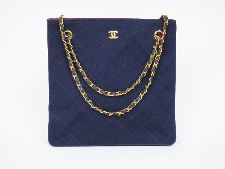 CHANEL, Paris  Sac porté épaule en tissu matelassé et cuir bleu.  Garn