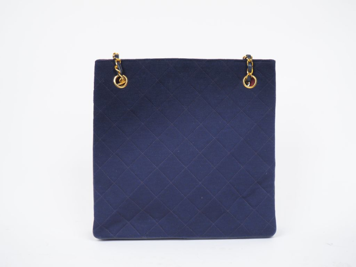 CHANEL, Paris  Sac porté épaule en tissu matelassé et cuir bleu.  Garn