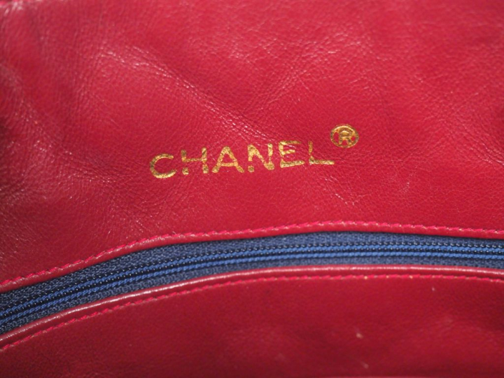 CHANEL, Paris  Sac porté épaule en tissu matelassé et cuir bleu.  Garn