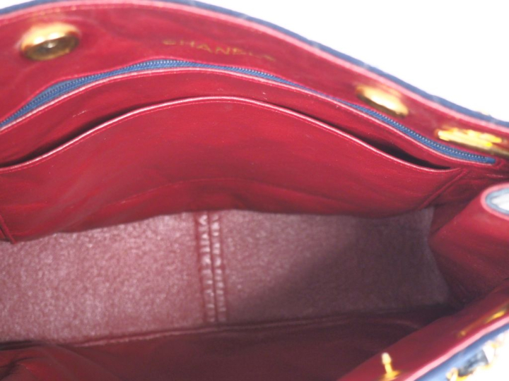 CHANEL, Paris  Sac porté épaule en tissu matelassé et cuir bleu.  Garn