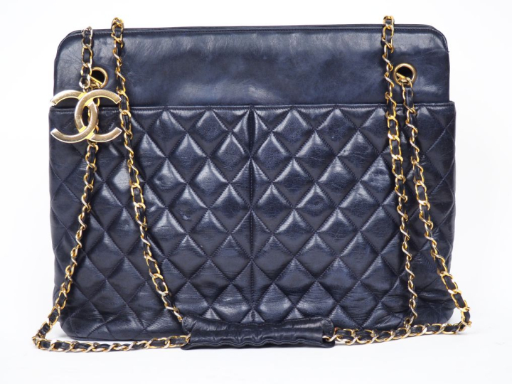 CHANEL, Paris Sac cabas en cuir matelassé bleu marine.  Quatre poches 