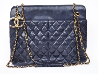 Vente aux enchères CHANEL, Paris Sac cabas en cuir matelassé bleu marine.  Quatre poches 