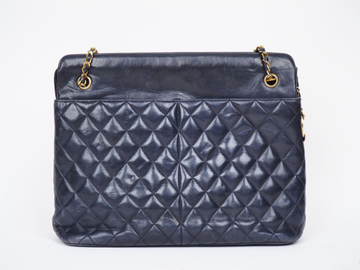 CHANEL, Paris Sac cabas en cuir matelassé bleu marine.  Quatre poches 