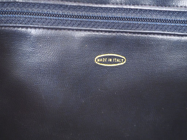 CHANEL, Paris Sac cabas en cuir matelassé bleu marine.  Quatre poches 