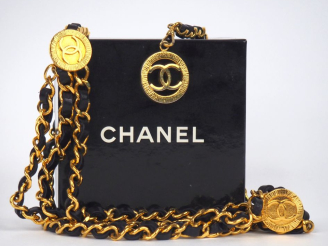 Vente aux enchères CHANEL, Paris Ceinture chaine à maille gourmette en métal doré entrela