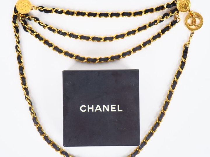 CHANEL, Paris Ceinture chaine à maille gourmette en métal doré entrela