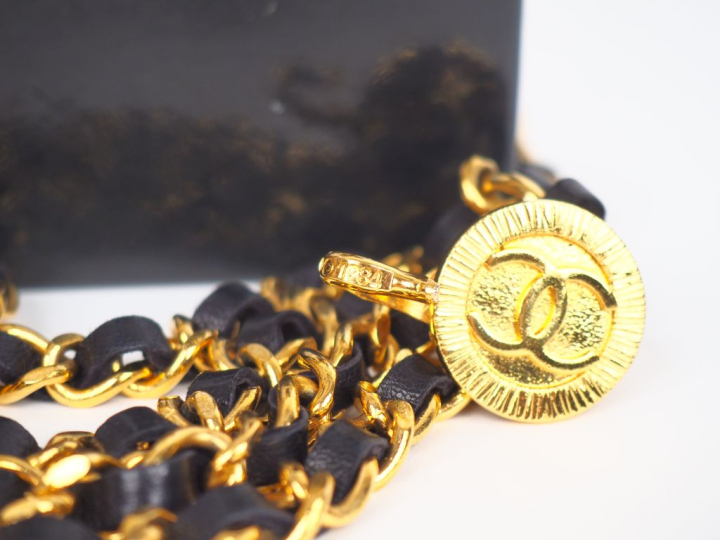 CHANEL, Paris Ceinture chaine à maille gourmette en métal doré entrela
