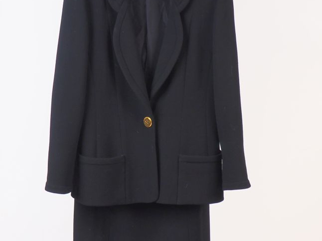 CHANEL, Boutique Ensemble de tailleur veste et jupe noir. Veste à deux