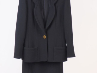 Vente aux enchères CHANEL, Boutique Ensemble de tailleur veste et jupe noir. Veste à deux