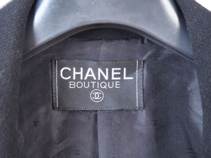 CHANEL, Boutique Ensemble de tailleur veste et jupe noir. Veste à deux