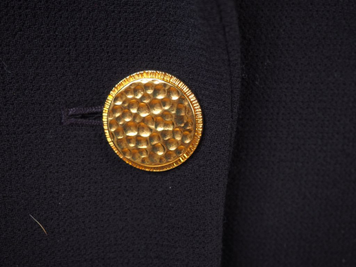 CHANEL, Boutique Ensemble de tailleur veste et jupe noir. Veste à deux