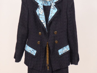 Vente aux enchères CHANEL, Boutique Ensemble de tailler jupe et veste noir, à décor de cr