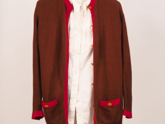 Vente aux enchères CHANEL, Boutique  Ensemble comprenant :  - une chemise longue blanche 