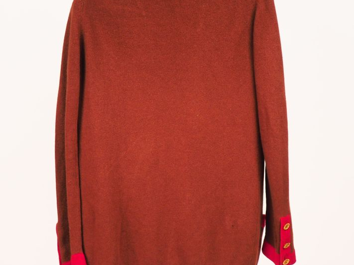 CHANEL, Boutique  Ensemble comprenant :  - une chemise longue blanche 