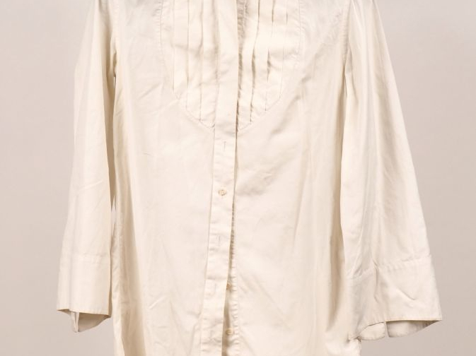 CHANEL, Boutique  Ensemble comprenant :  - une chemise longue blanche 