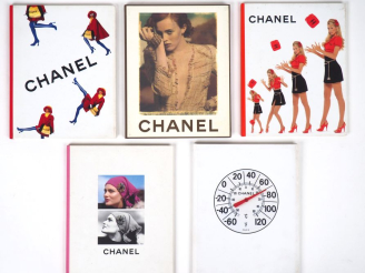 Vente aux enchères CHANEL, Boutique  Cinq catalogues photographiés par Karl LAGARFELD. Co