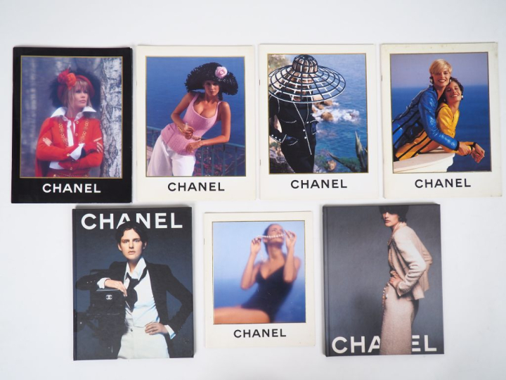 CHANEL, Boutique  Sept catalogues photographiés par Karl Lagarfeld. Co