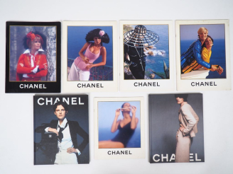 Vente aux enchères CHANEL, Boutique  Sept catalogues photographiés par Karl Lagarfeld. Co