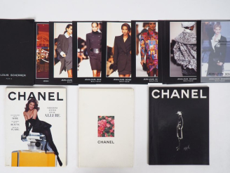 Vente aux enchères Ensemble comprenant :  - un catalogue et deux magasines Chanel - une s