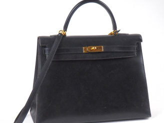 Vente aux enchères HERMES, Paris Sac "Kelly" vintage en cuir noir.  Garniture en métal do