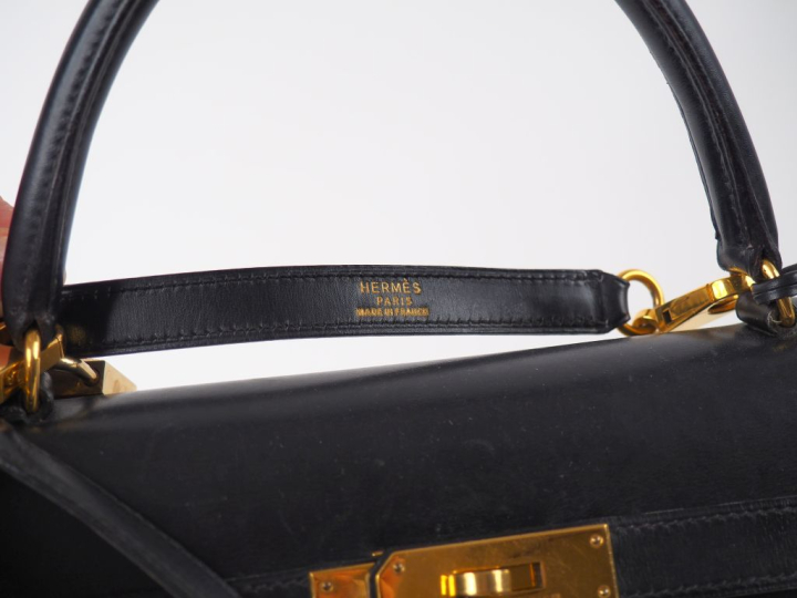 HERMES, Paris Sac "Kelly" vintage en cuir noir.  Garniture en métal do