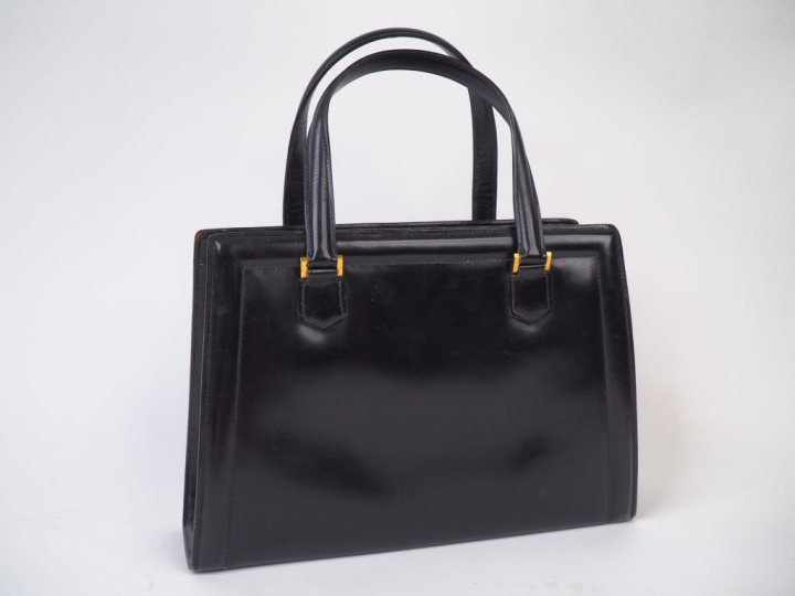 HERMES, Paris Sac vintage "Metro" en cuir noir.  Trois compartiments. 