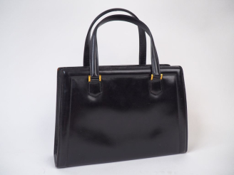 Vente aux enchères HERMES, Paris Sac vintage "Metro" en cuir noir.  Trois compartiments. 