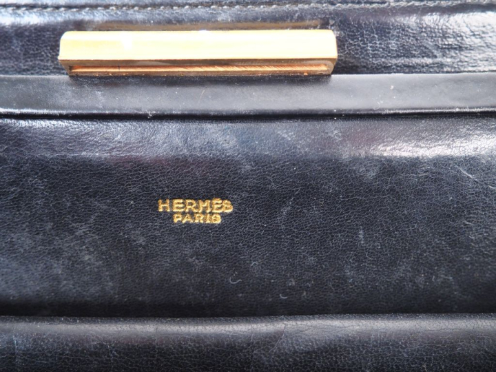 HERMES, Paris Sac vintage "Metro" en cuir noir.  Trois compartiments. 