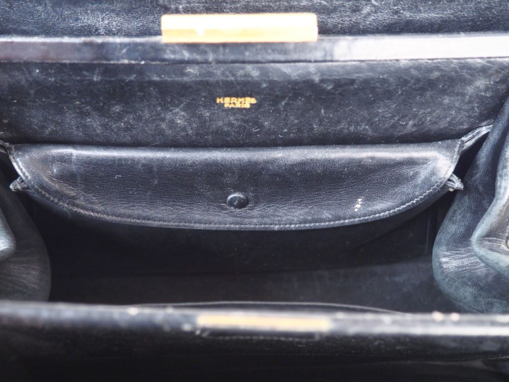 HERMES, Paris Sac vintage "Metro" en cuir noir.  Trois compartiments. 