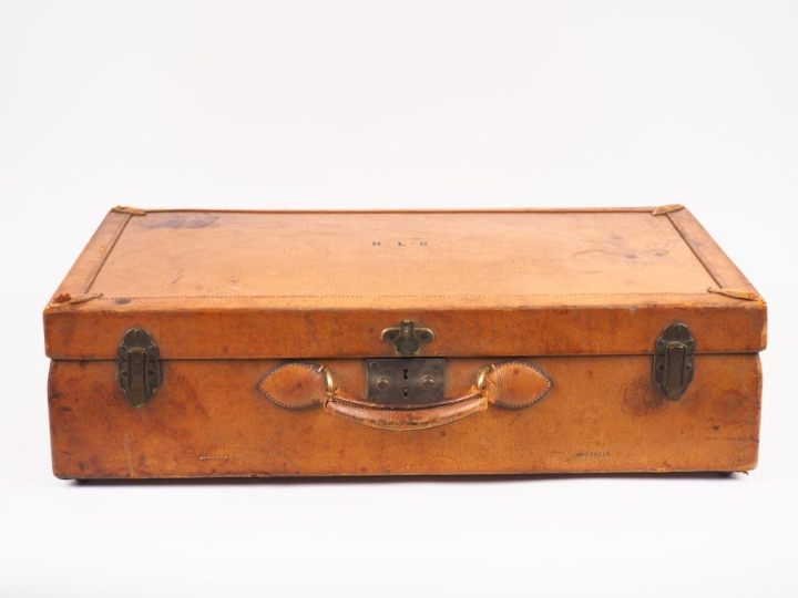 HERMES, Paris Valise vintage en cuir rigide de couleur marron clair.  