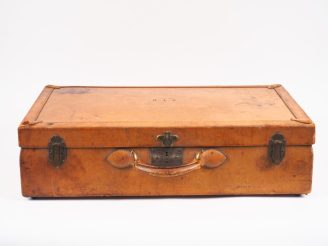 Vente aux enchères HERMES, Paris Valise vintage en cuir rigide de couleur marron clair.  