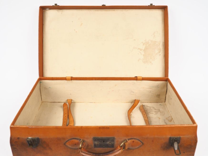 HERMES, Paris Valise vintage en cuir rigide de couleur marron clair.  