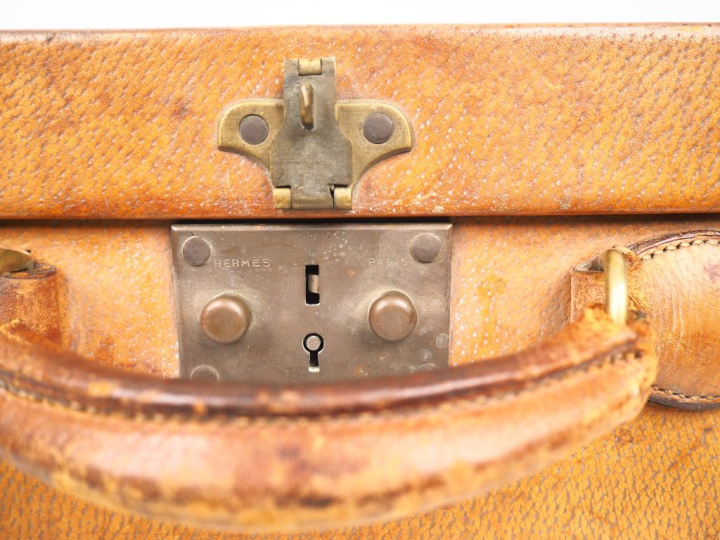 HERMES, Paris Valise vintage en cuir rigide de couleur marron clair.  