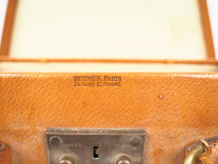 HERMES, Paris Valise vintage en cuir rigide de couleur marron clair.  