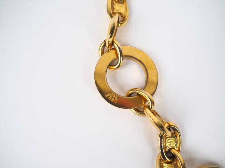 CELINE, Paris Ceinture en métal doré, composée de maillons ovales ajou