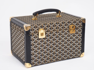Vente aux enchères GOYARD, Paris Vanity en tissu gainé de cuir noir.  Garniture en métal 