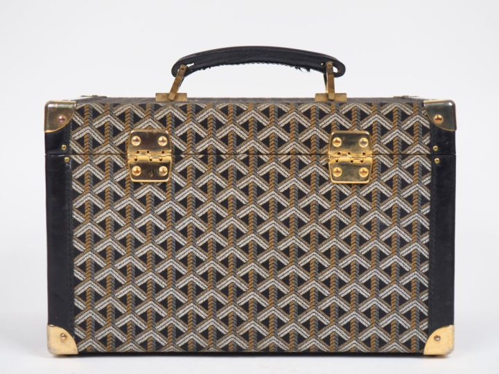 GOYARD, Paris Vanity en tissu gainé de cuir noir.  Garniture en métal 