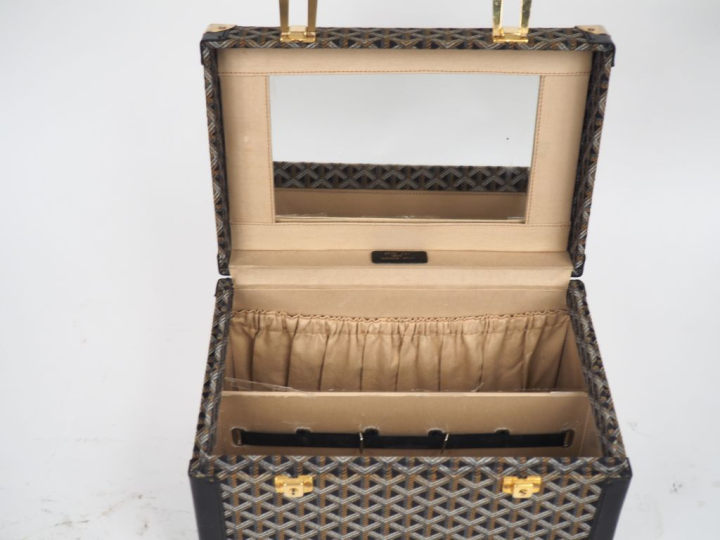 GOYARD, Paris Vanity en tissu gainé de cuir noir.  Garniture en métal 