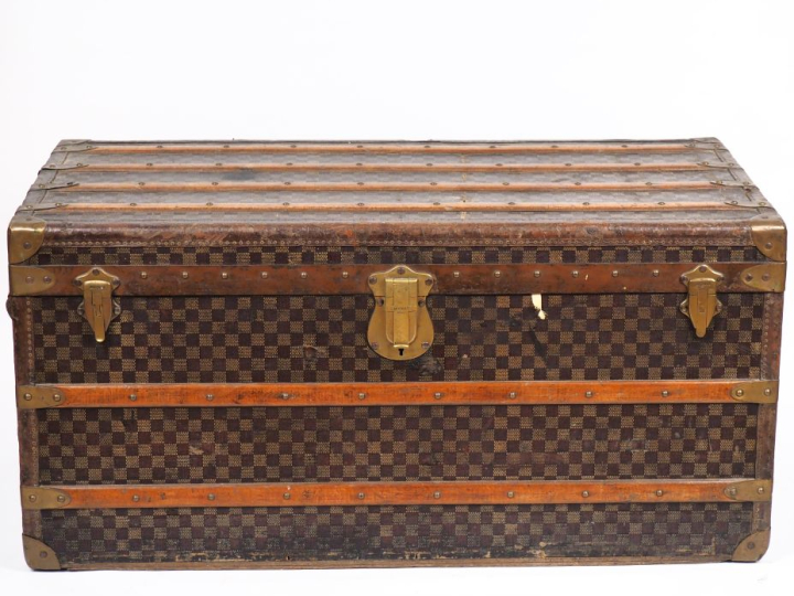 MOYNAT, Paris Malle de voyage en toile à décor de damier et renforts e