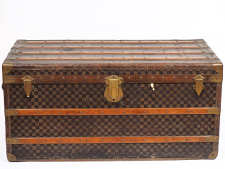 Vente aux enchères MOYNAT, Paris Malle de voyage en toile à décor de damier et renforts e