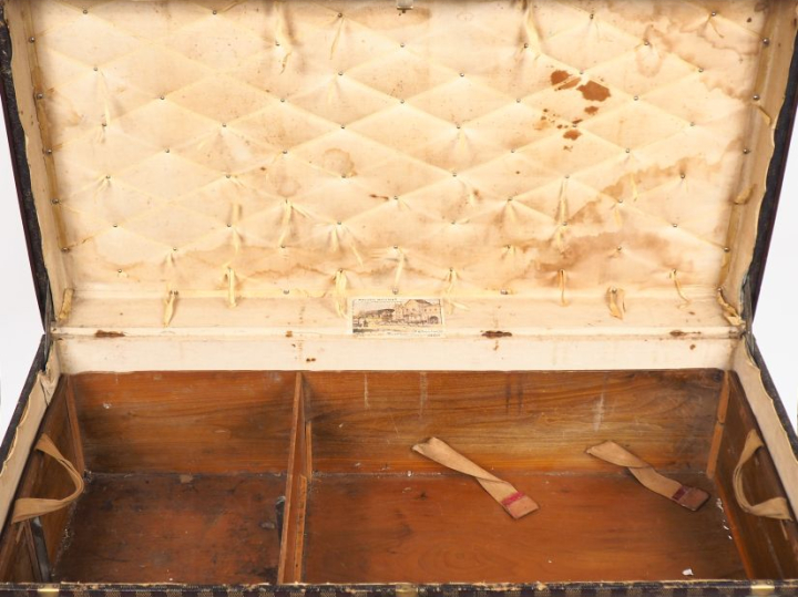 MOYNAT, Paris Malle de voyage en toile à décor de damier et renforts e