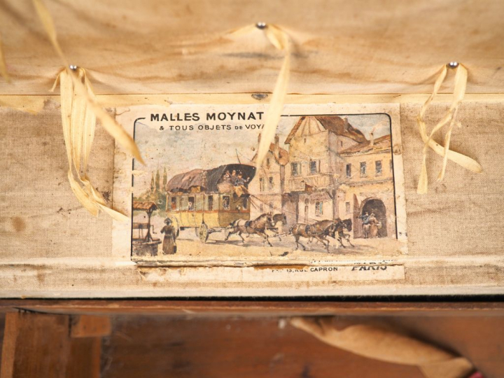 MOYNAT, Paris Malle de voyage en toile à décor de damier et renforts e