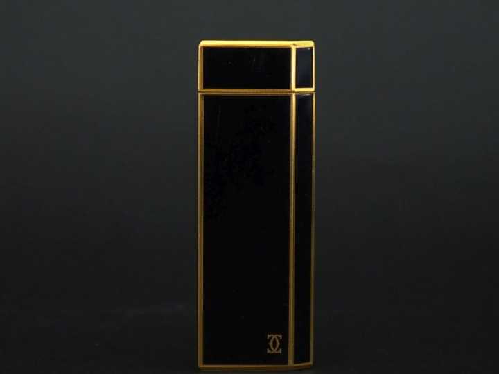 CARTIER, Paris Briquet en laque et plaqué or.  Numéroté.  Signé.  H. 7