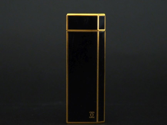 Vente aux enchères CARTIER, Paris Briquet en laque et plaqué or.  Numéroté.  Signé.  H. 7