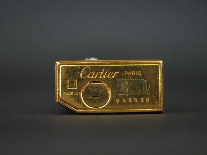 CARTIER, Paris Briquet en laque et plaqué or.  Numéroté.  Signé.  H. 7