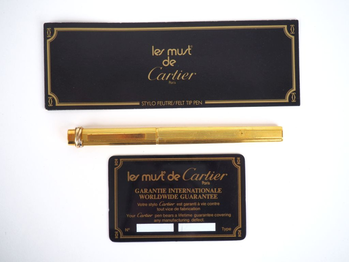 CARTIER, Must Stylo bille en plaqué or, à décor de cannelures.  Signé.
