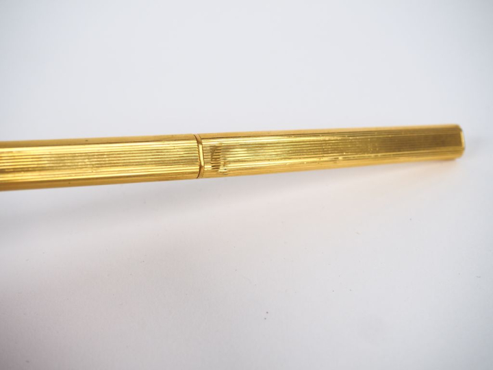 CARTIER, Must Stylo bille en plaqué or, à décor de cannelures.  Signé.