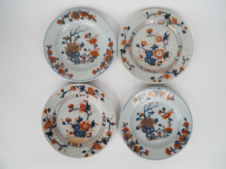 Vente aux enchères Chine XVIIIe siècle,  Quatre assiettes en porcelaine à décor dit "imar