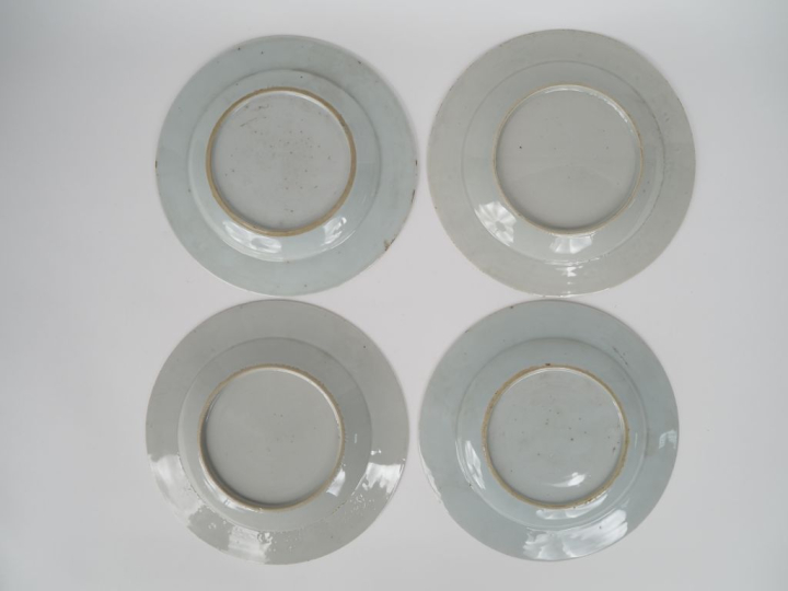 Chine XVIIIe siècle,  Quatre assiettes en porcelaine à décor dit "imar